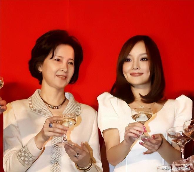 Mẹ Lý Tiểu Lộ hối hận cả đời vì để con gái lấy chồng “đũa lệch”- Ảnh 3.