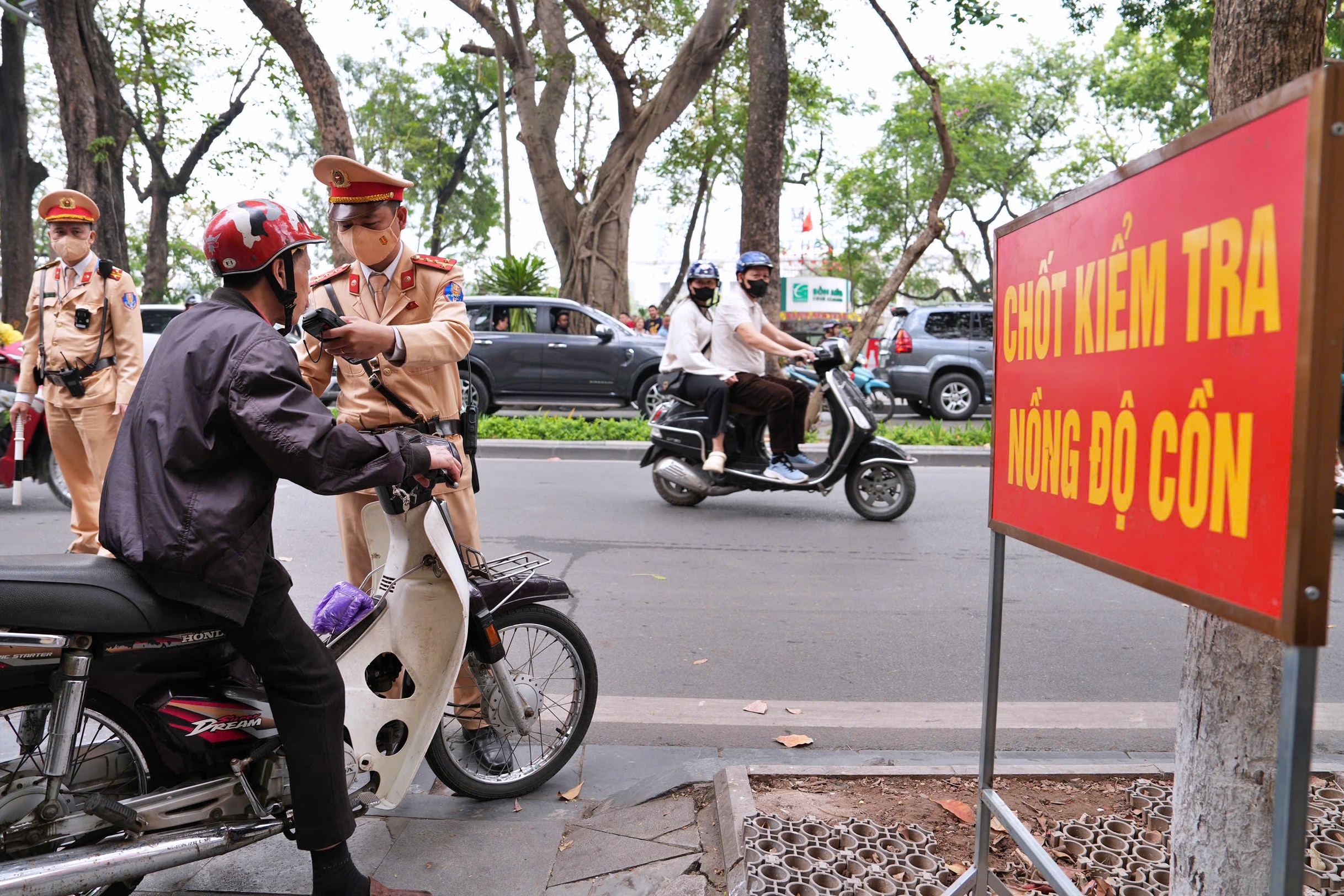 Xe công cộng bị giữ vì khách 'dính' cồn, doanh nghiệp có phải 'gánh' hậu quả?- Ảnh 2.