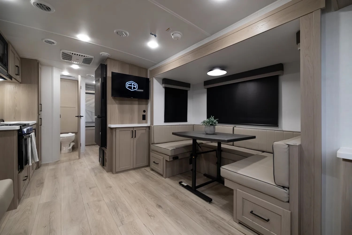 Nhà di động ở được tới 10 người, giá chỉ ngang Mazda CX-5 7 Nhà di động ở được tới 10 người, giá chỉ ngang Mazda CX-5 - Ảnh 7.