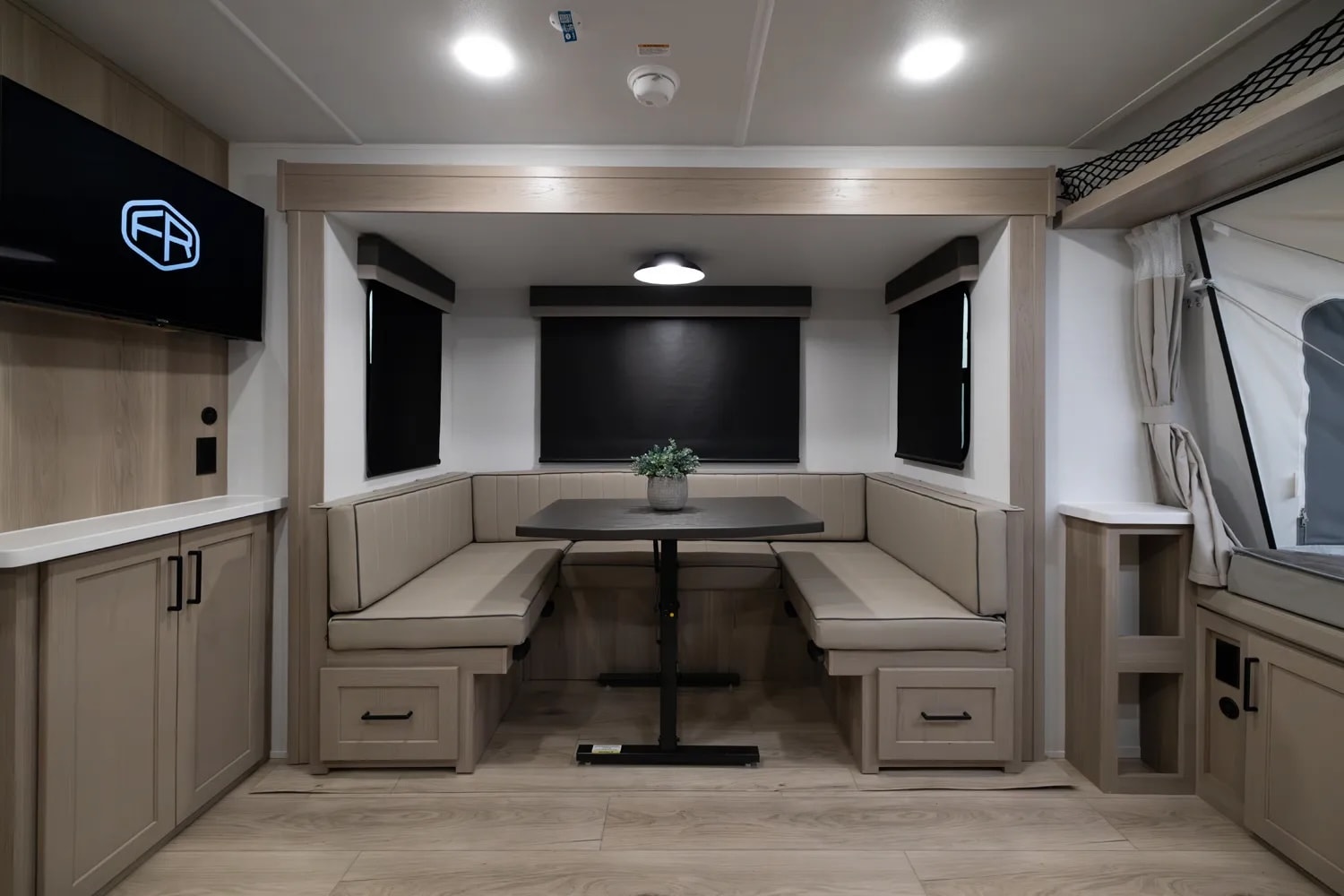 Nhà di động ở được tới 10 người, giá chỉ ngang Mazda CX-5 9 nhà di động - Ảnh 9.