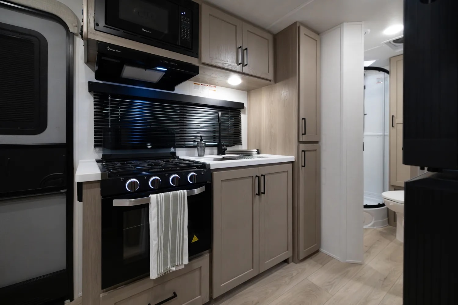 Nhà di động ở được tới 10 người, giá chỉ ngang Mazda CX-5 10 nhà di động - Ảnh 10.