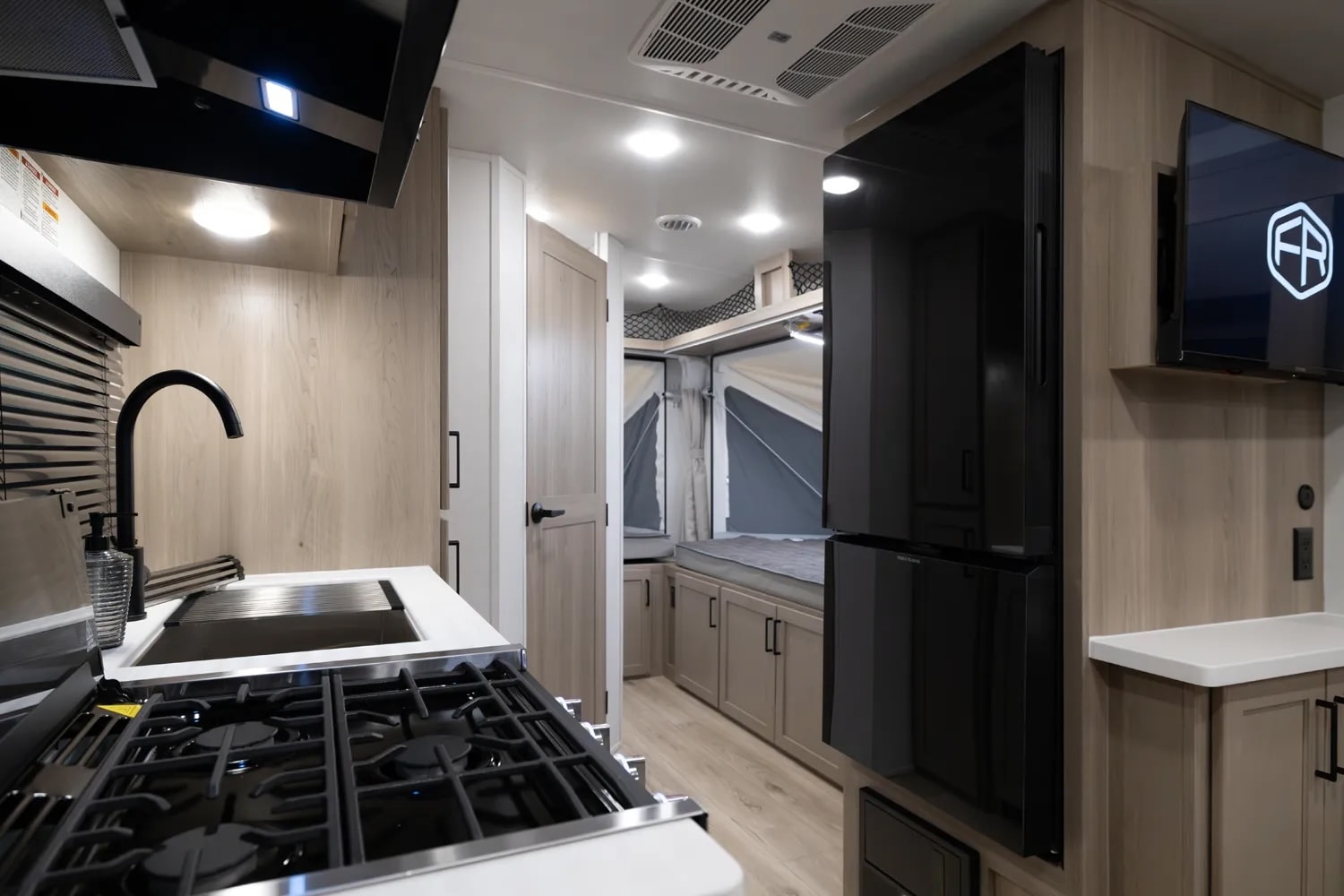 Nhà di động ở được tới 10 người, giá chỉ ngang Mazda CX-5 11 nhà di động - Ảnh 11.