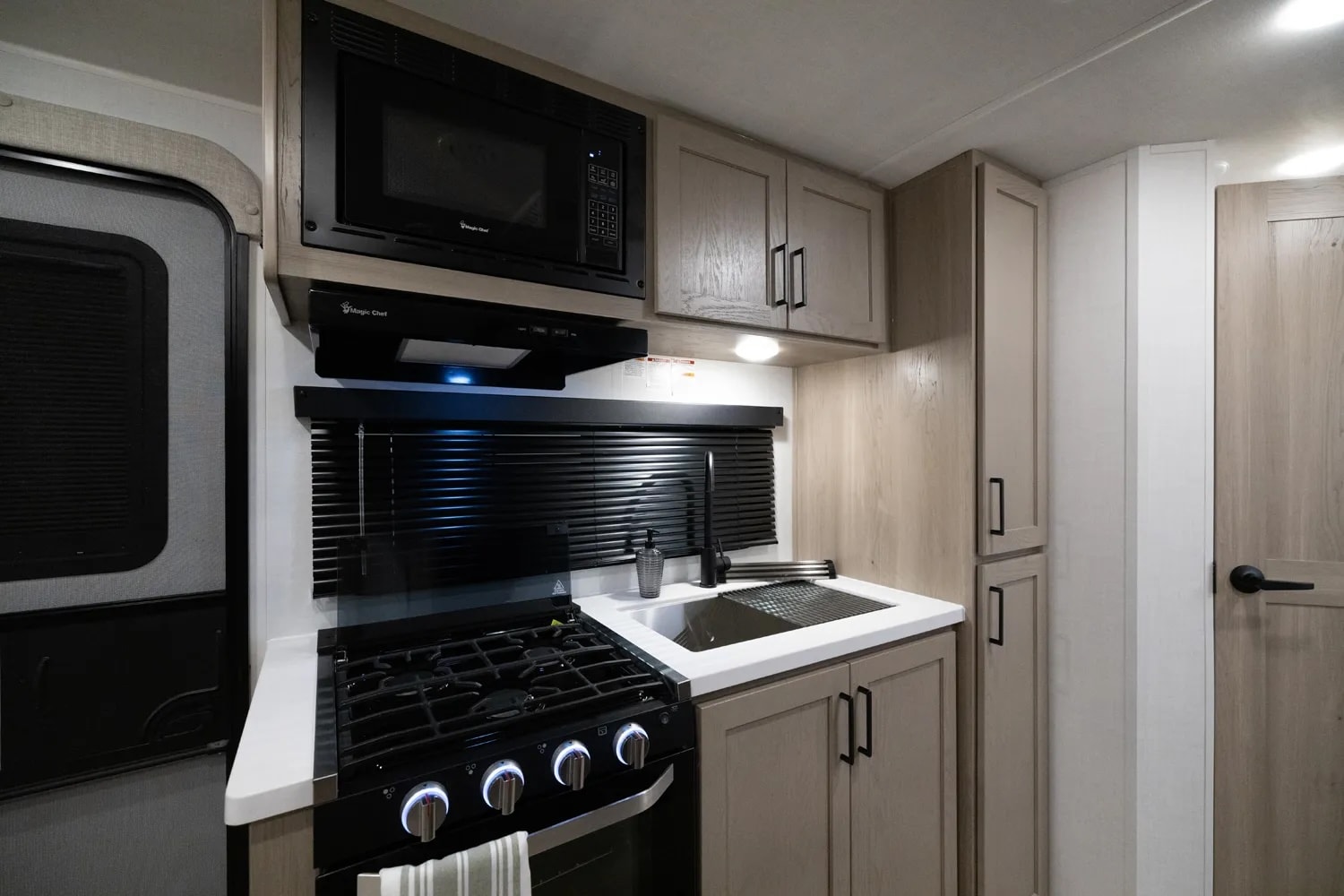 Nhà di động ở được tới 10 người, giá chỉ ngang Mazda CX-5 12 nhà di động - Ảnh 12.