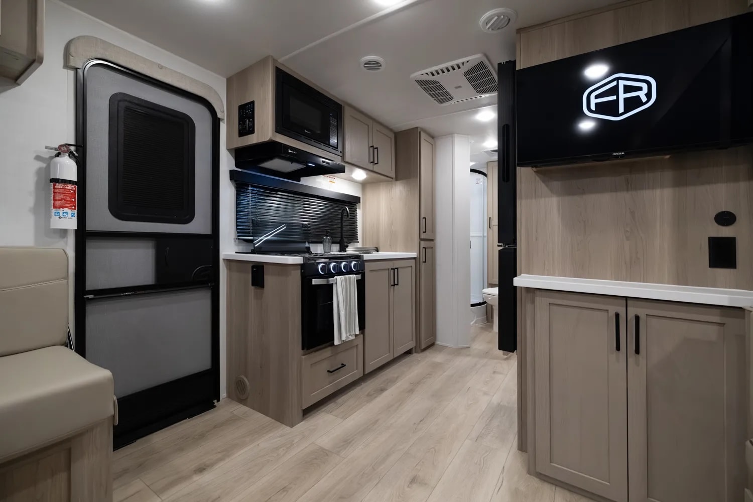 Nhà di động ở được tới 10 người, giá chỉ ngang Mazda CX-5 19 Nhà di động ở được tới 10 người, giá chỉ ngang Mazda CX-5 - Ảnh 19.