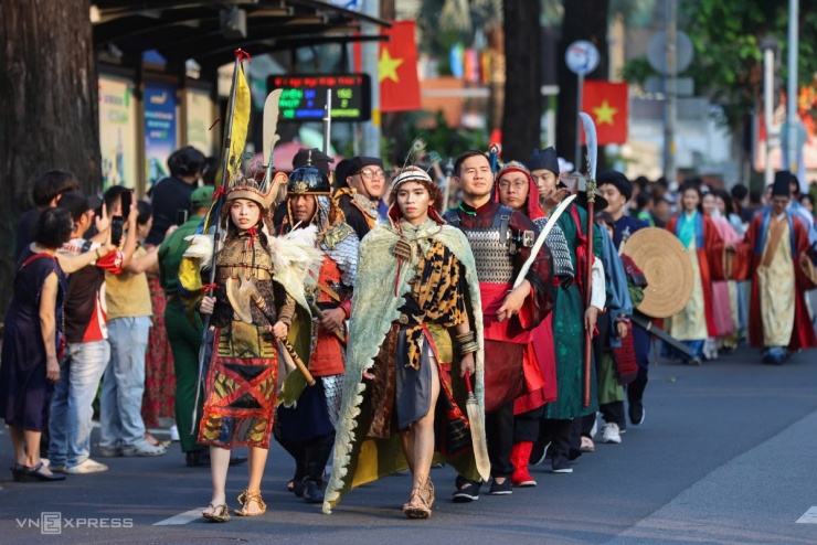 1.000 bạn trẻ mặc cổ phục diễu hành tại TP HCM - 6