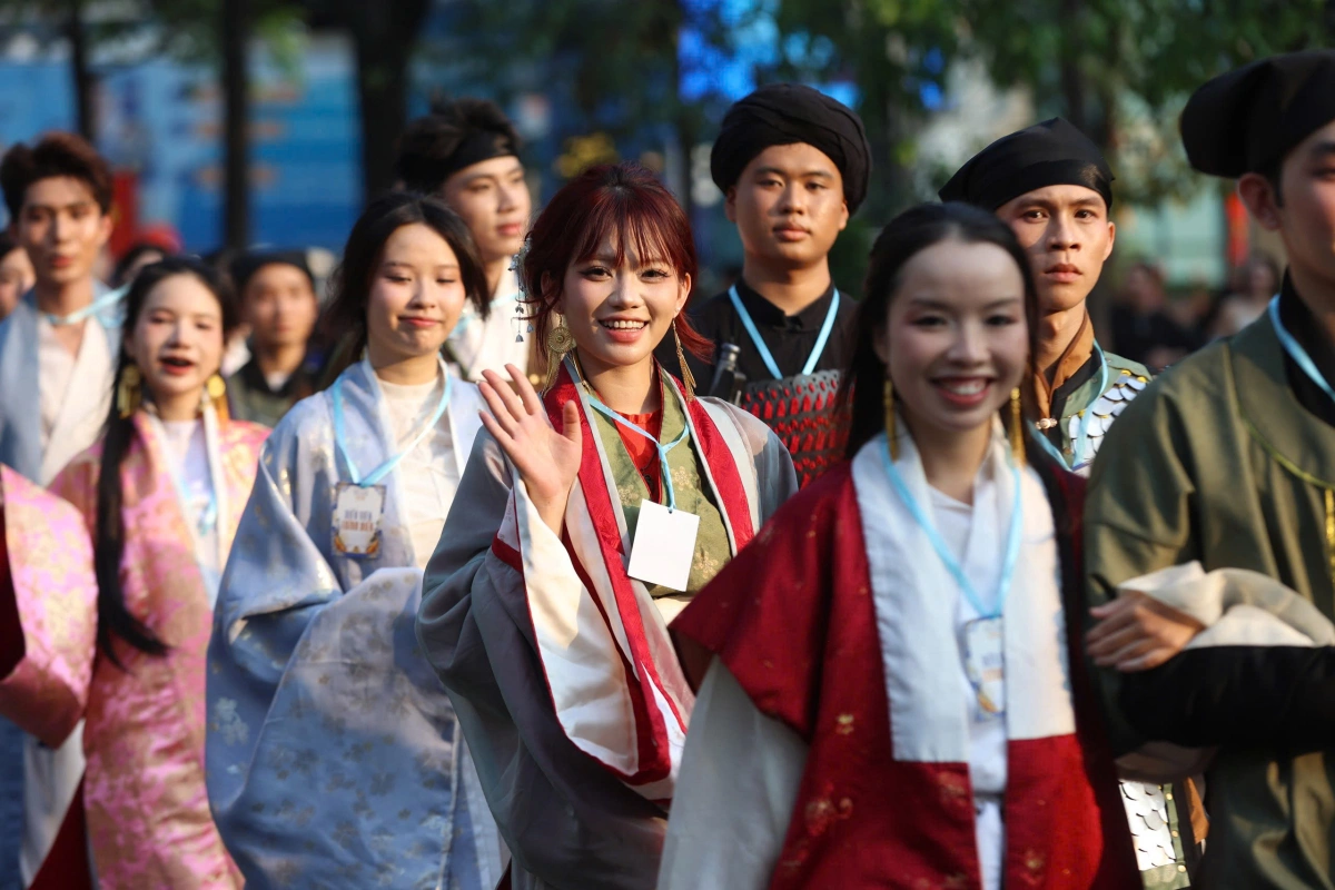 1.000 bạn trẻ mặc cổ phục diễu hành tại TP HCM - 9