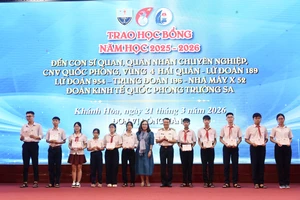 Quỹ học bổng Vừ A Dính: Trao 285 suất học bổng cho con em cán bộ, chiến sĩ Hải quân