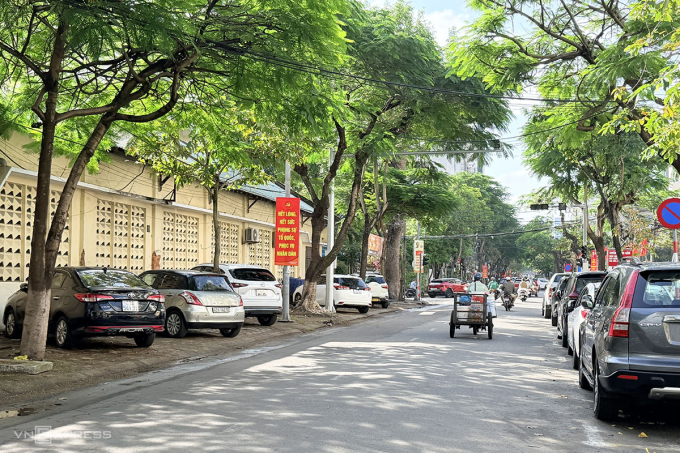 Một phần vỉa hè đường Lê Lợi thành chỗ đỗ ôtô, ảnh chụp sáng 28/1/2026. Ảnh: Nguyễn Đông