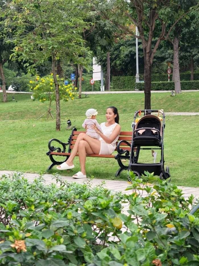 'Từng ước mơ đi thu mua xe chai và có được xấp tiền lẻ' 3 H'Hen Niê: 'Từng ước mơ đi thu mua xe chai và có được xấp tiền lẻ'