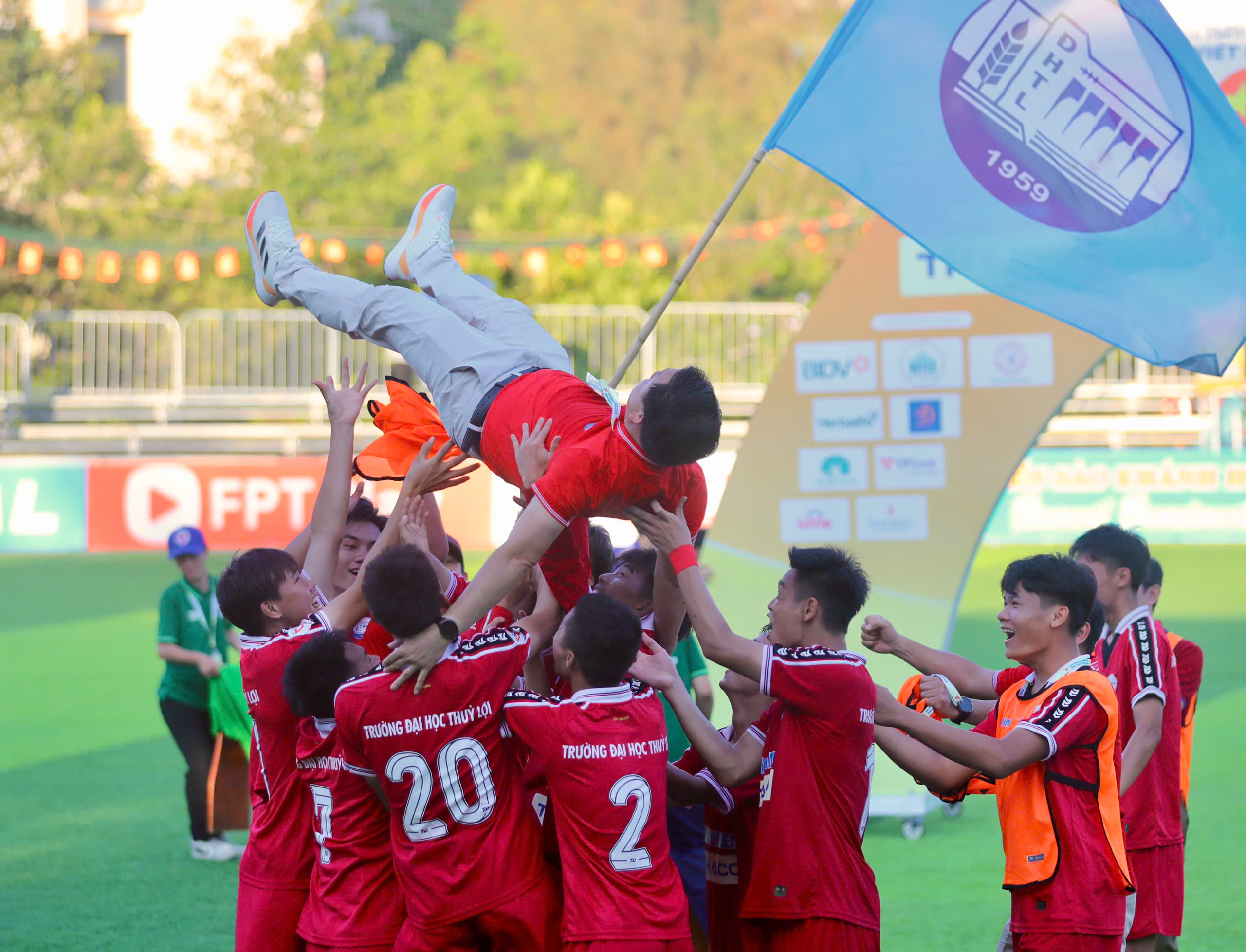 Món quà đặc biệt tặng con gái của HLV Vũ Văn Trung- Ảnh 3. Món quà đặc biệt tặng con gái của HLV Vũ Văn Trung- Ảnh 3.