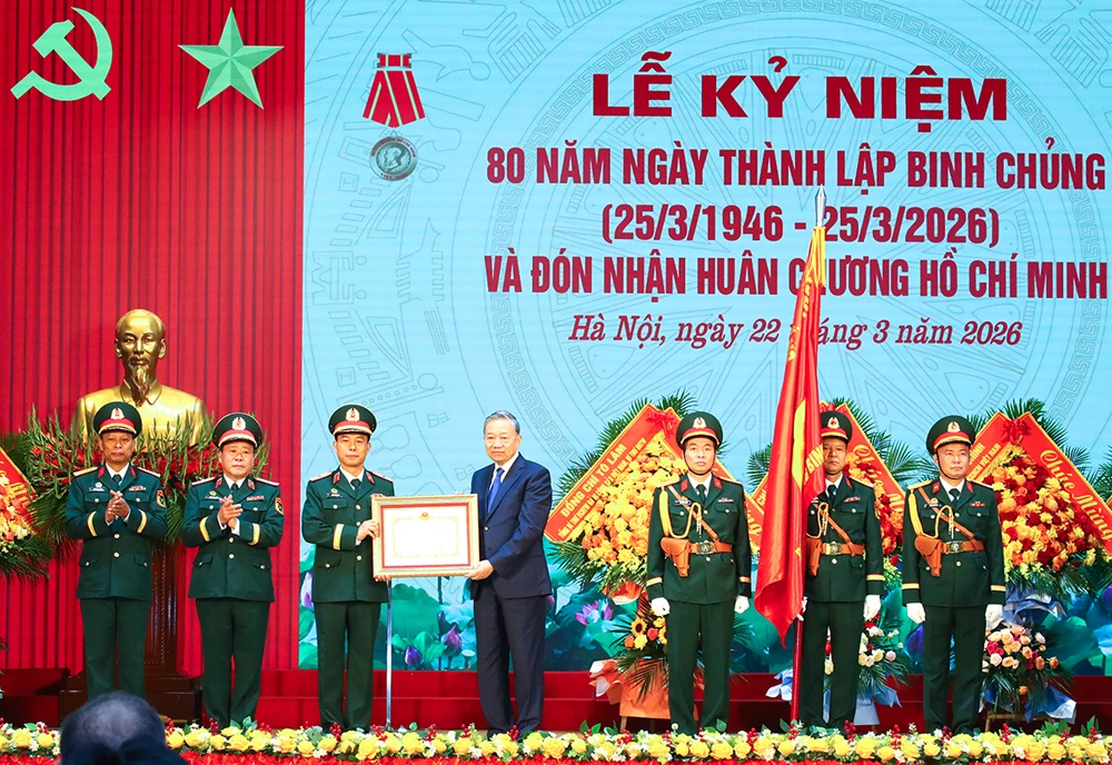 Tổng Bí thư Tô Lâm trao tặng Huân chương Hồ Chí Minh cho Binh chủng Công binh. Ảnh: MOD. tong-bi-thu-xay-dung-luc-luong-cong-binh-tinh-gon-manh-hien-dai.crdownload