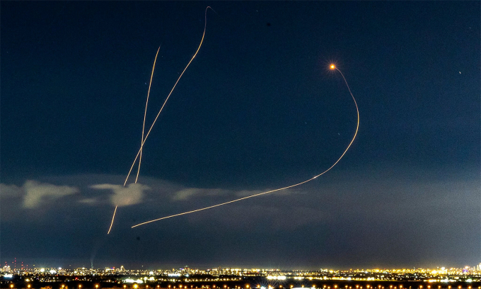 Đạn phòng không Israel đánh chặn tên lửa Iran tại khu vực miền trung ngày 9/3. Ảnh: Flash90