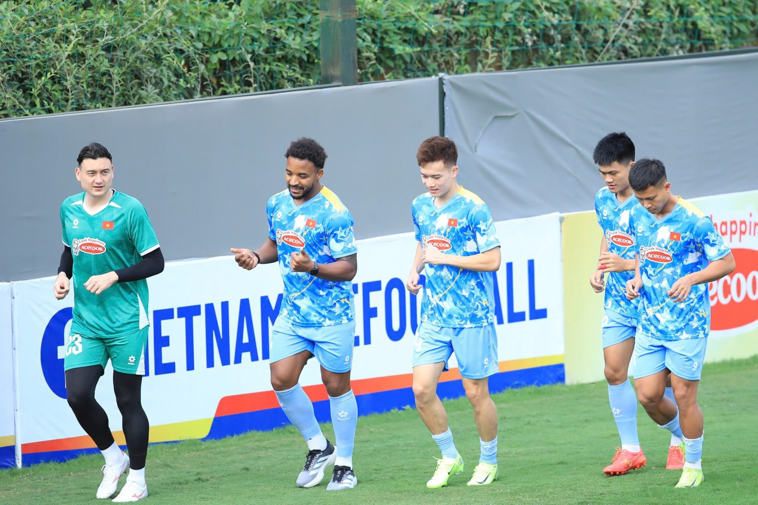 Xuân Son trở lại tập luyện, Việt Cường sẵn sàng cạnh tranh với đàn anh nhập tịch 2 Xuân Son trở lại tập luyện, Việt Cường sẵn sàng cạnh tranh với đàn anh nhập tịch - Ảnh 2.