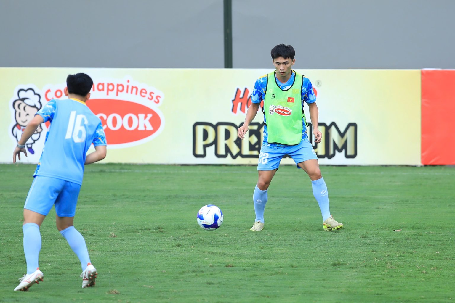 Xuân Son trở lại tập luyện, Việt Cường sẵn sàng cạnh tranh với đàn anh nhập tịch 3 Xuân Son trở lại tập luyện, Việt Cường sẵn sàng cạnh tranh với đàn anh nhập tịch - Ảnh 3.