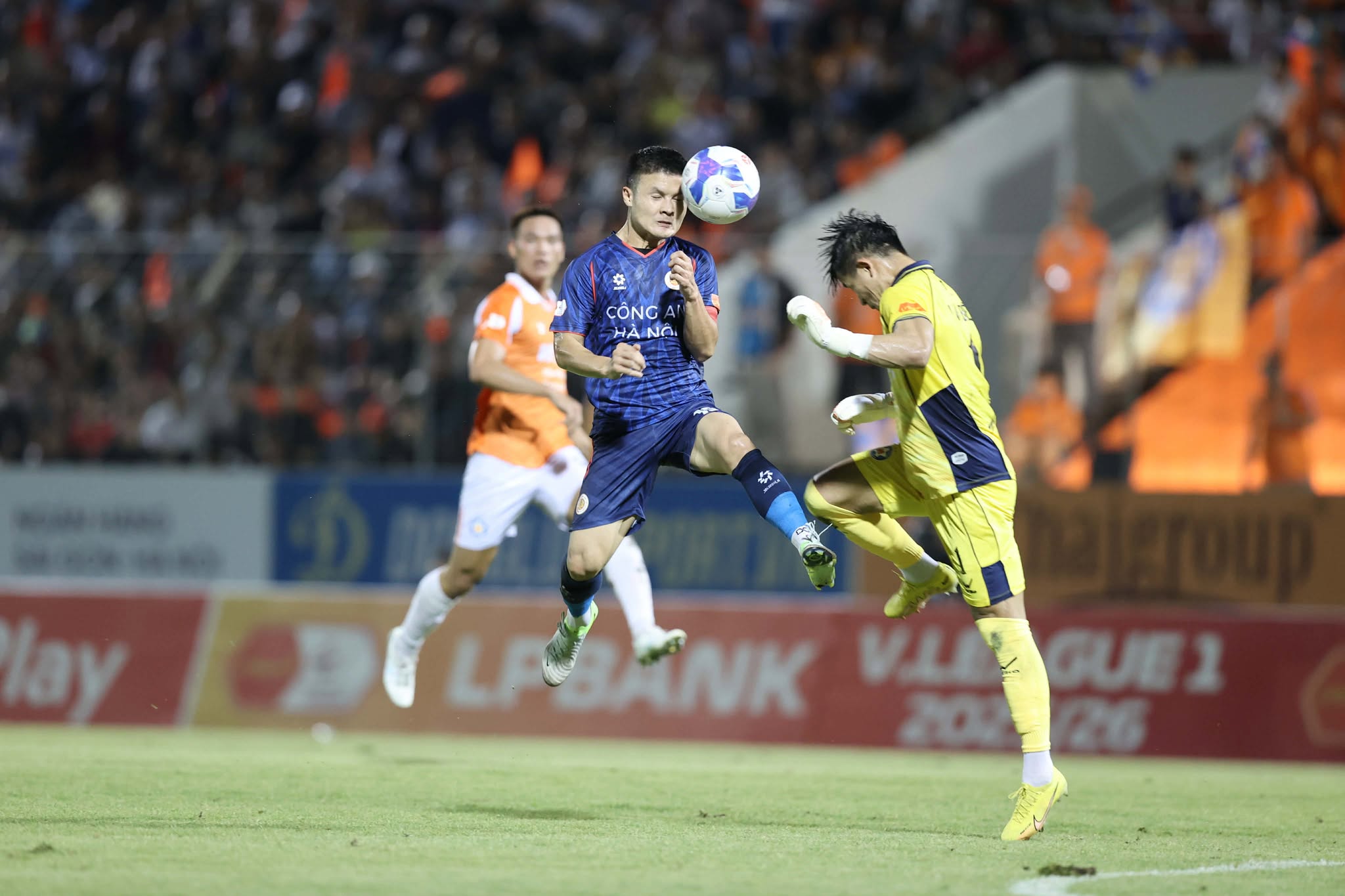 Nguyễn Filip 'xuất thần', CLB CAHN thắng hú vía Đà Nẵng: Ngôi đầu vững như bàn thạch còn HAGL ở đâu?- Ảnh 4.