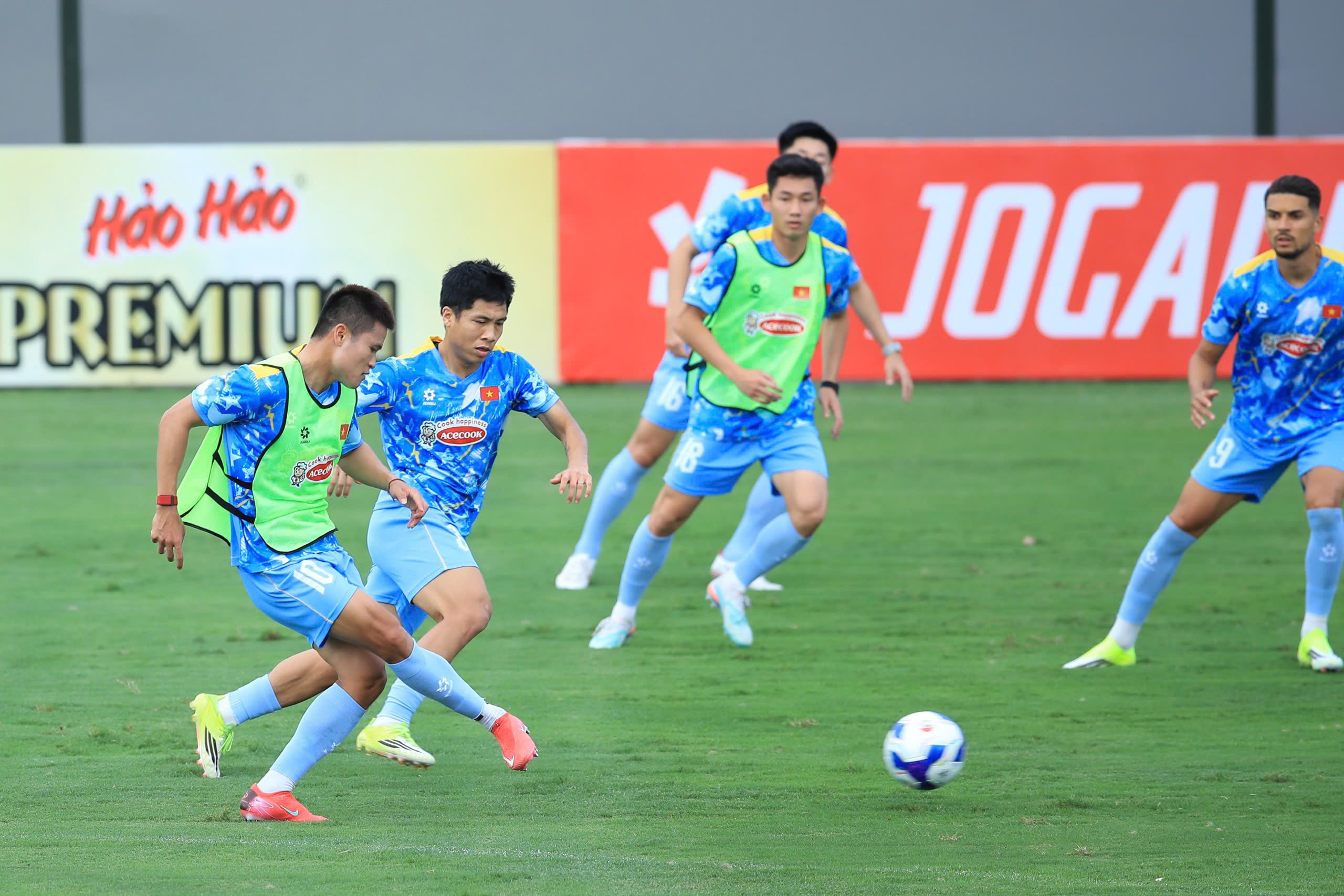 Đội tuyển Việt Nam đón thêm dàn sao Ninh Bình, Xuân Son vẫn phải tập riêng với bác sĩ- Ảnh 2.