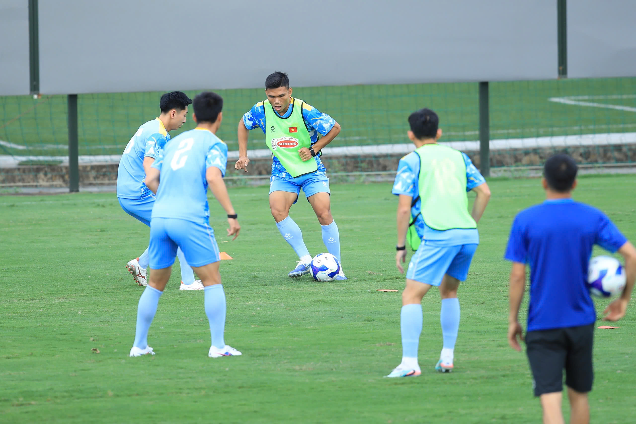 Đội tuyển Việt Nam đón thêm dàn sao Ninh Bình, Xuân Son vẫn phải tập riêng với bác sĩ- Ảnh 3.