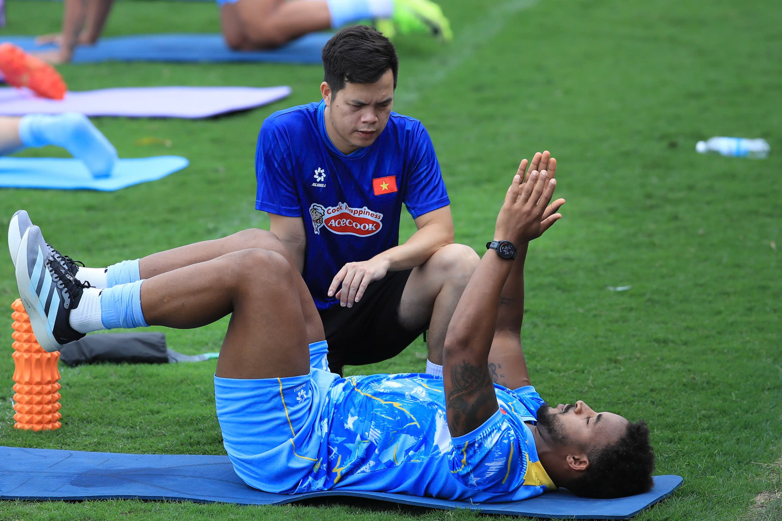 Đội tuyển Việt Nam đón thêm dàn sao Ninh Bình, Xuân Son vẫn phải tập riêng với bác sĩ- Ảnh 8.