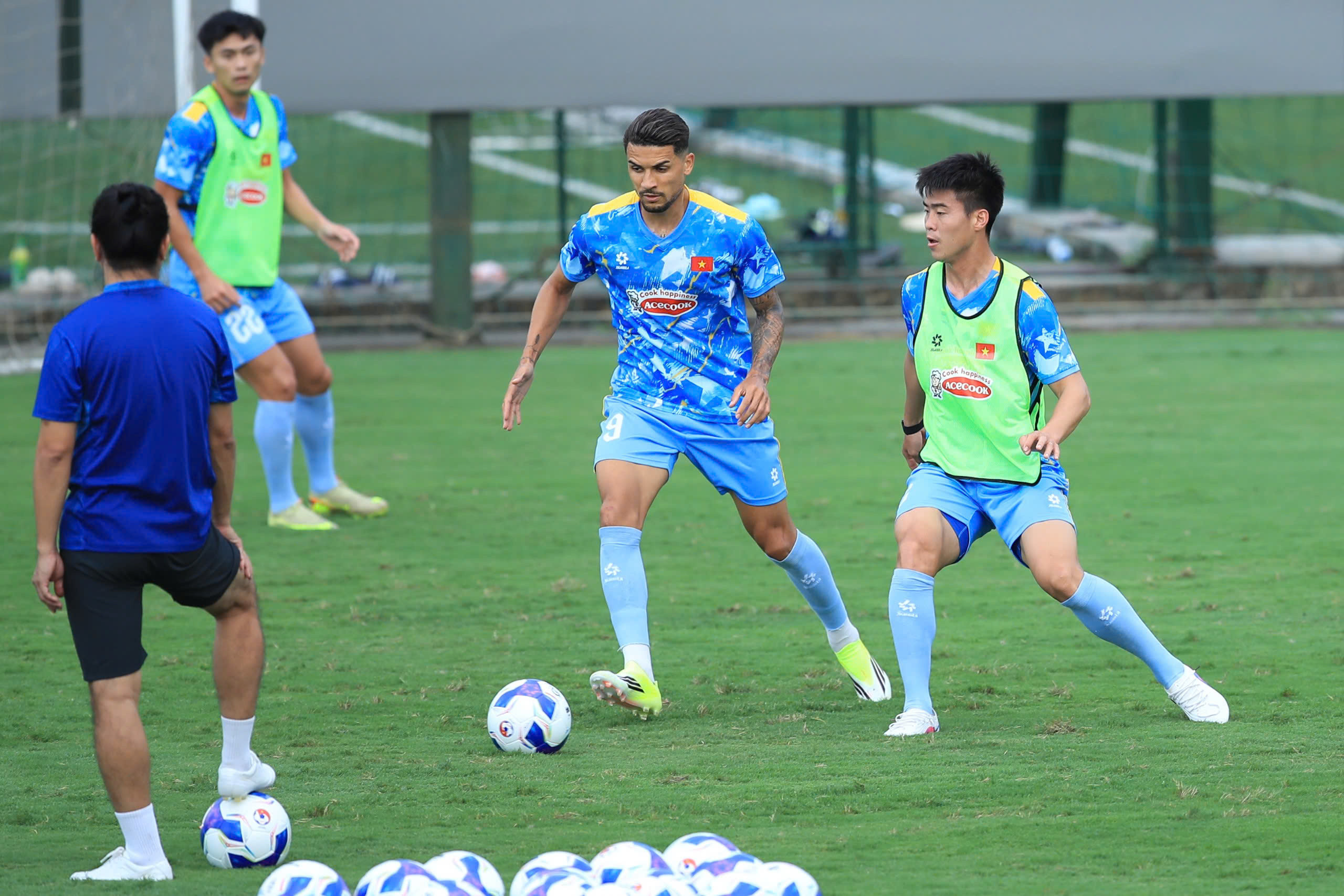 Đội tuyển Việt Nam đón thêm dàn sao Ninh Bình, Xuân Son vẫn phải tập riêng với bác sĩ- Ảnh 10.