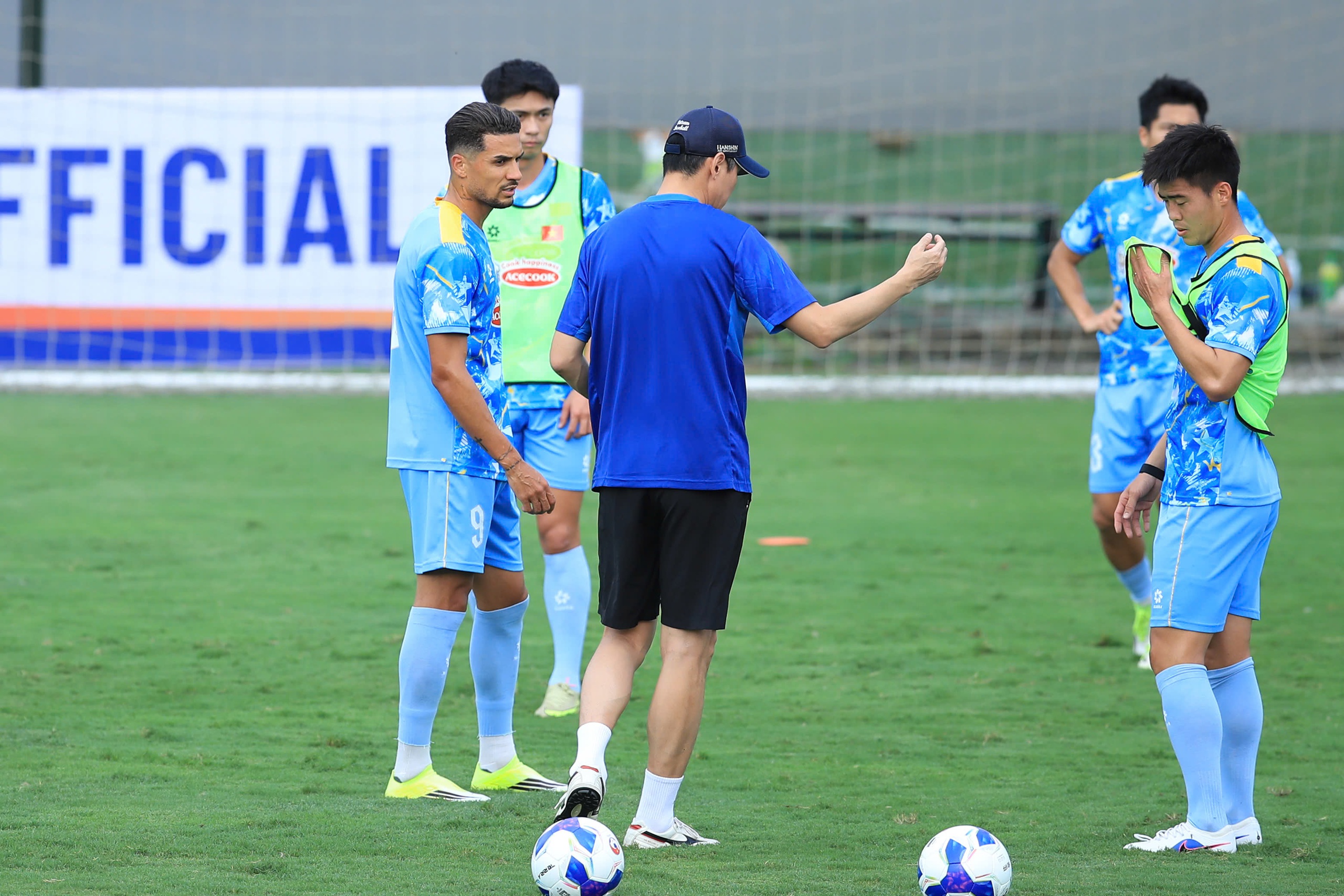 Đội tuyển Việt Nam đón thêm dàn sao Ninh Bình, Xuân Son vẫn phải tập riêng với bác sĩ- Ảnh 11.
