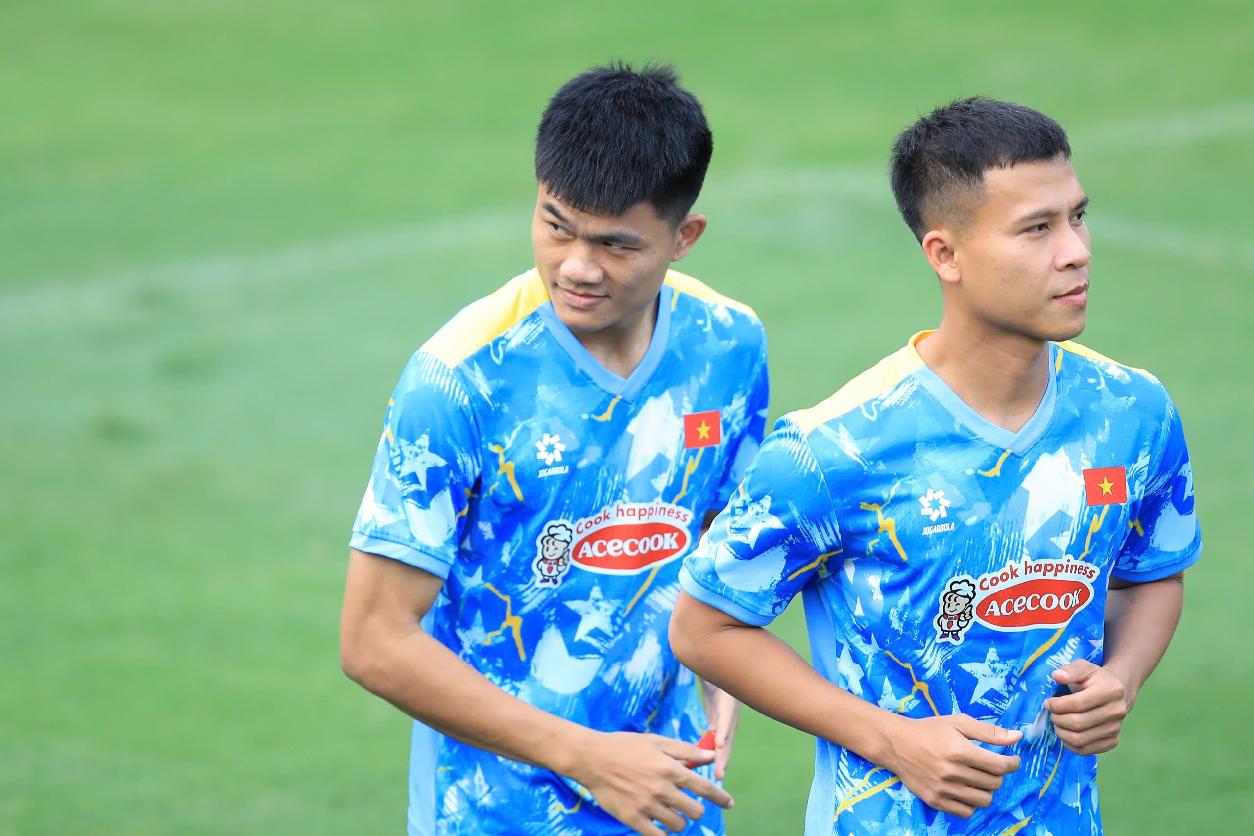 Đội tuyển Việt Nam đón thêm dàn sao Ninh Bình, Xuân Son vẫn phải tập riêng với bác sĩ- Ảnh 12.