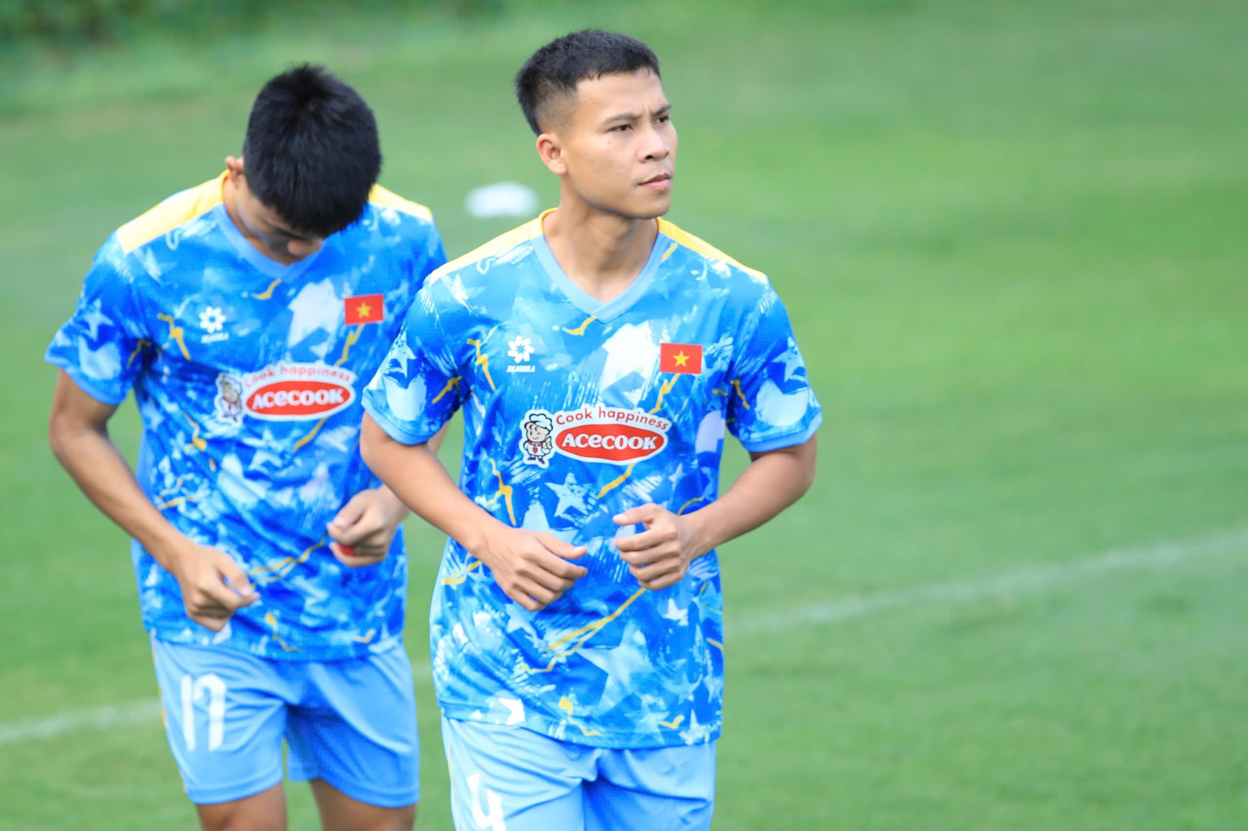 Đội tuyển Việt Nam đón thêm dàn sao Ninh Bình, Xuân Son vẫn phải tập riêng với bác sĩ- Ảnh 13.