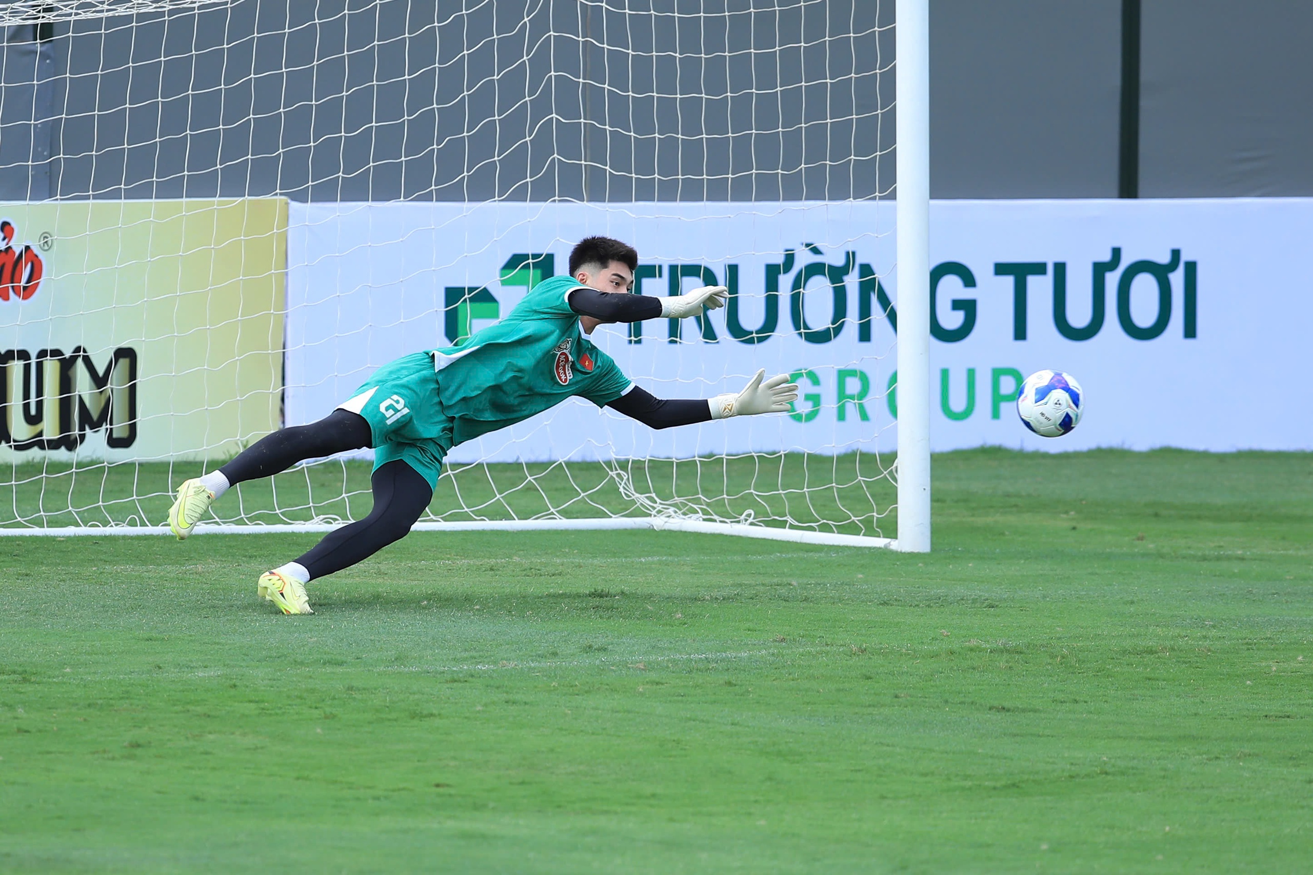 Đội tuyển Việt Nam đón thêm dàn sao Ninh Bình, Xuân Son vẫn phải tập riêng với bác sĩ- Ảnh 15.