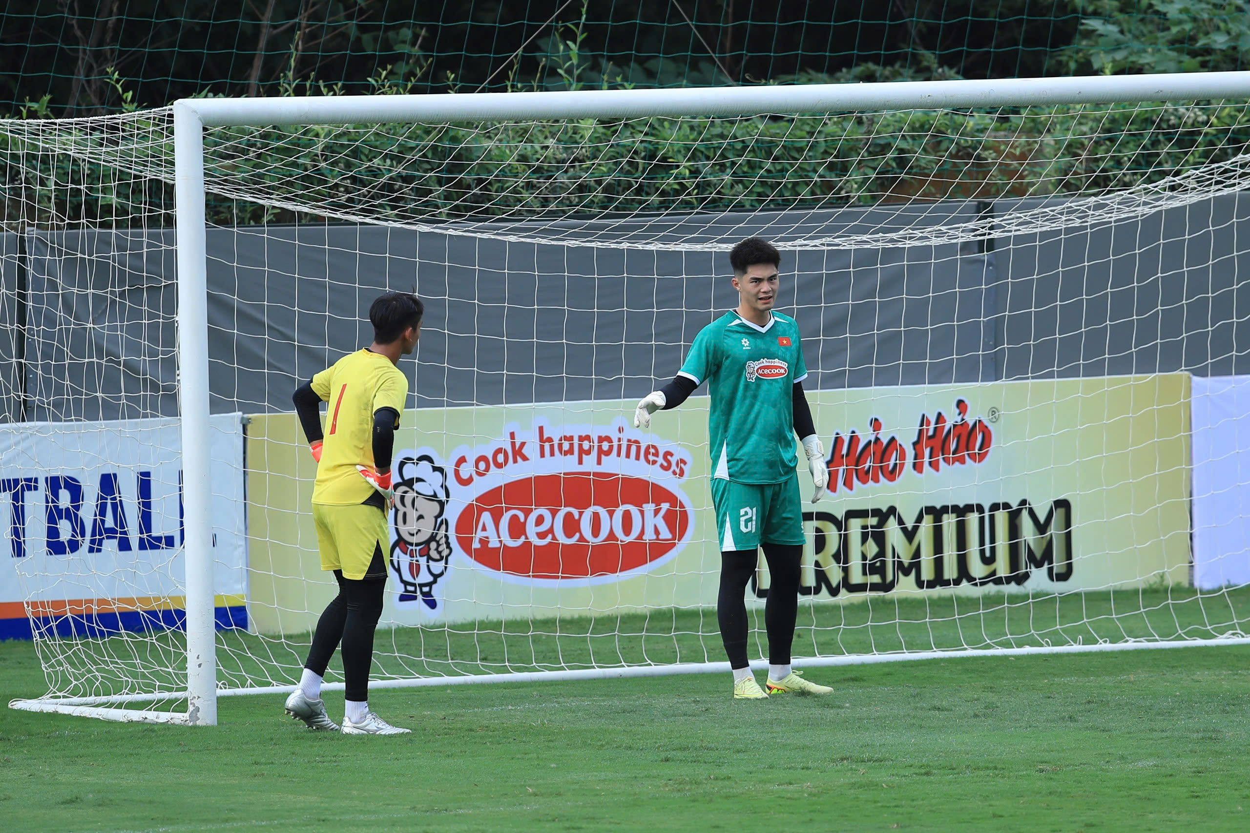 Đội tuyển Việt Nam đón thêm dàn sao Ninh Bình, Xuân Son vẫn phải tập riêng với bác sĩ- Ảnh 16.