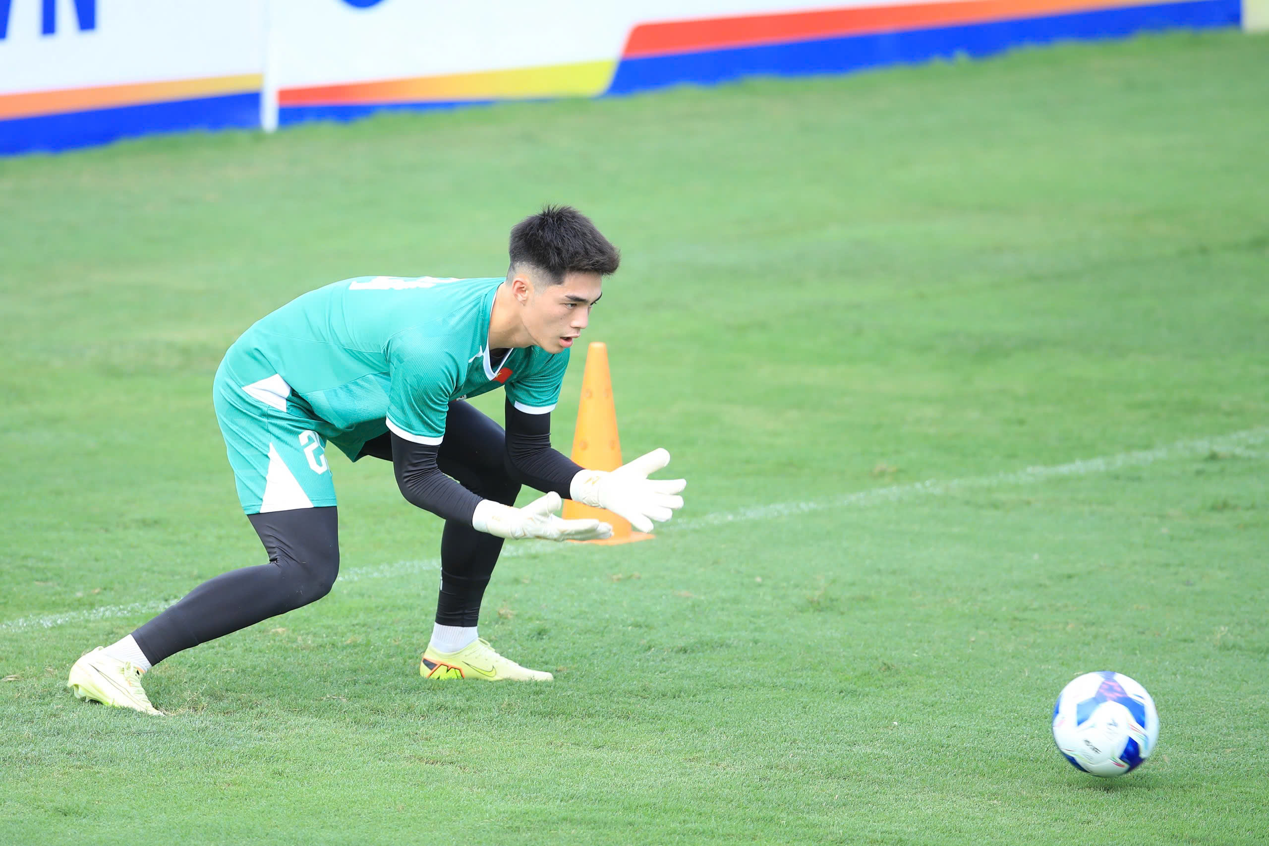 Đội tuyển Việt Nam đón thêm dàn sao Ninh Bình, Xuân Son vẫn phải tập riêng với bác sĩ- Ảnh 17.