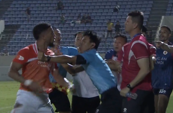 Trọng tài thứ tư Trương Hồng Vũ (áo xanh) can ngăn David Henen (trái) với HLV thủ môn Công an Hà Nội Valdir Bardi. Ảnh: Chụp màn hình