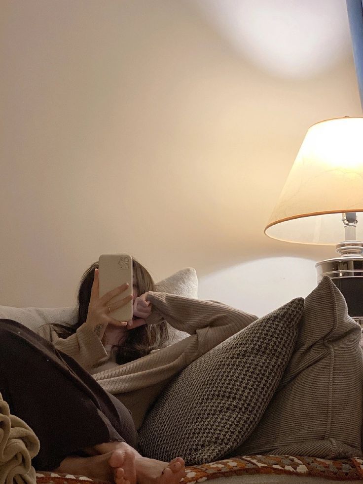 Khoảng 30 phút trước khi đi ngủ, bạn dễ tiêu tiền nhất: 3 việc nhiều người vẫn làm mỗi tối- Ảnh 3.