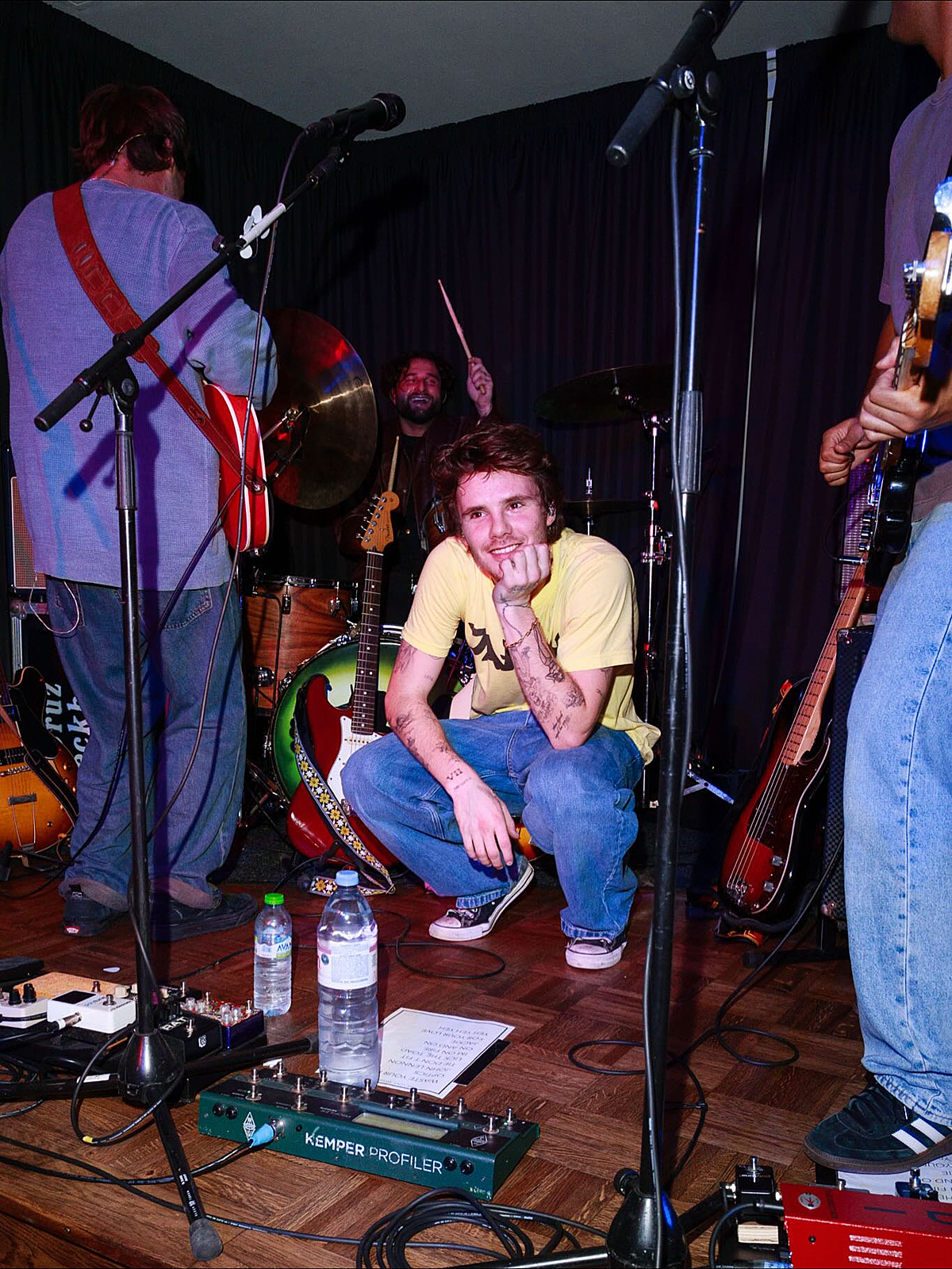 1774188545 486 Cruz con trai noi nghiep ca si cua Victoria