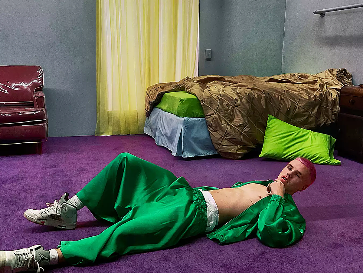 1774188551 678 Cruz con trai noi nghiep ca si cua Victoria