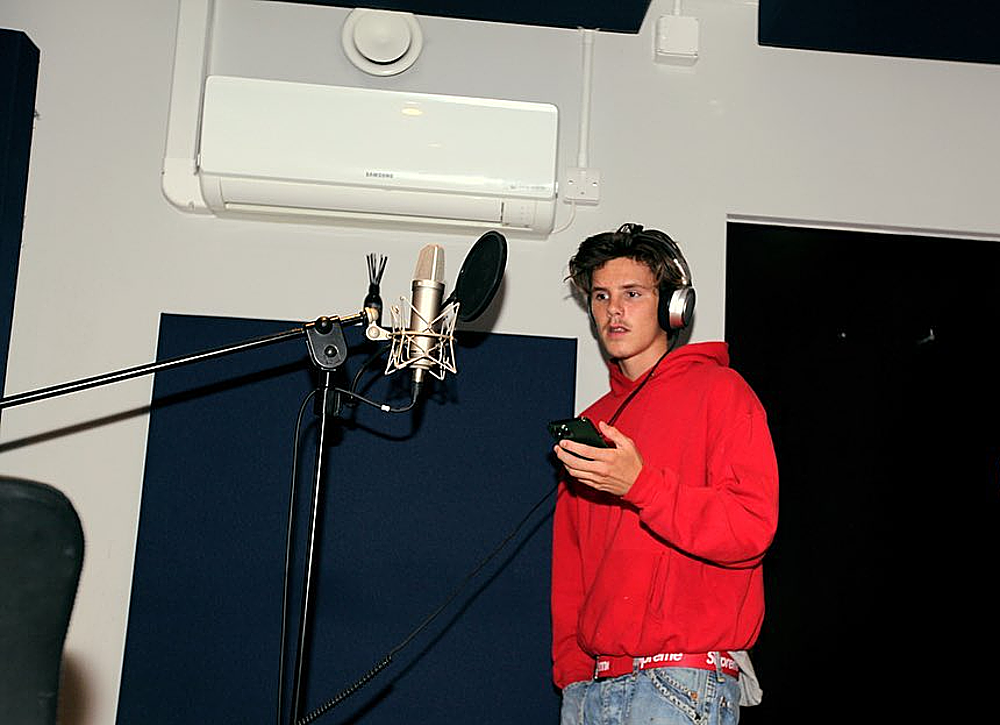 1774188553 657 Cruz con trai noi nghiep ca si cua Victoria