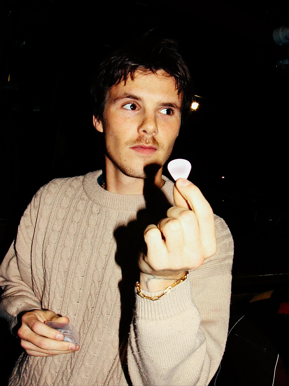 1774188555 822 Cruz con trai noi nghiep ca si cua Victoria