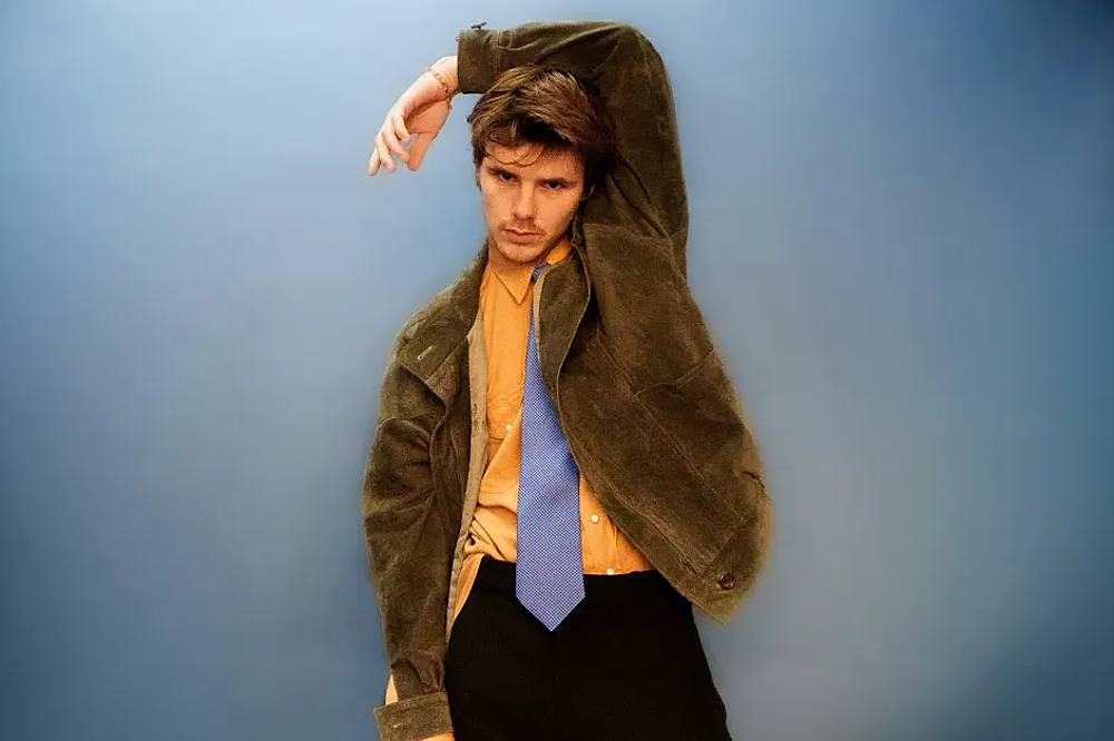 1774188557 704 Cruz con trai noi nghiep ca si cua Victoria