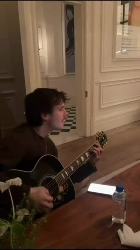 Cruz chơi guitar, đệm nhạc ca khúc "Viva Forever" cho Spice Girls