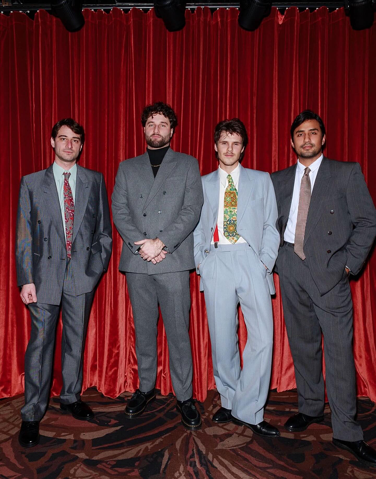 1774188565 547 Cruz con trai noi nghiep ca si cua Victoria