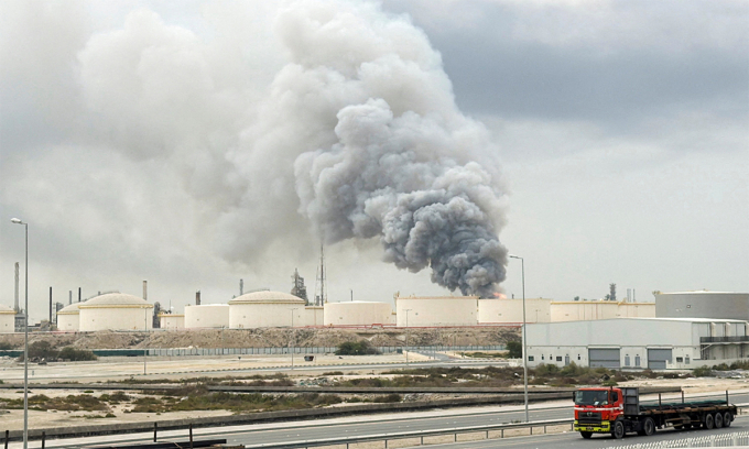 Khói bốc lên sau vụ tập kích nhằm vào nhà máy lọc dầu Bapco ở Bahrain ngày 9/3. Ảnh: Reuters