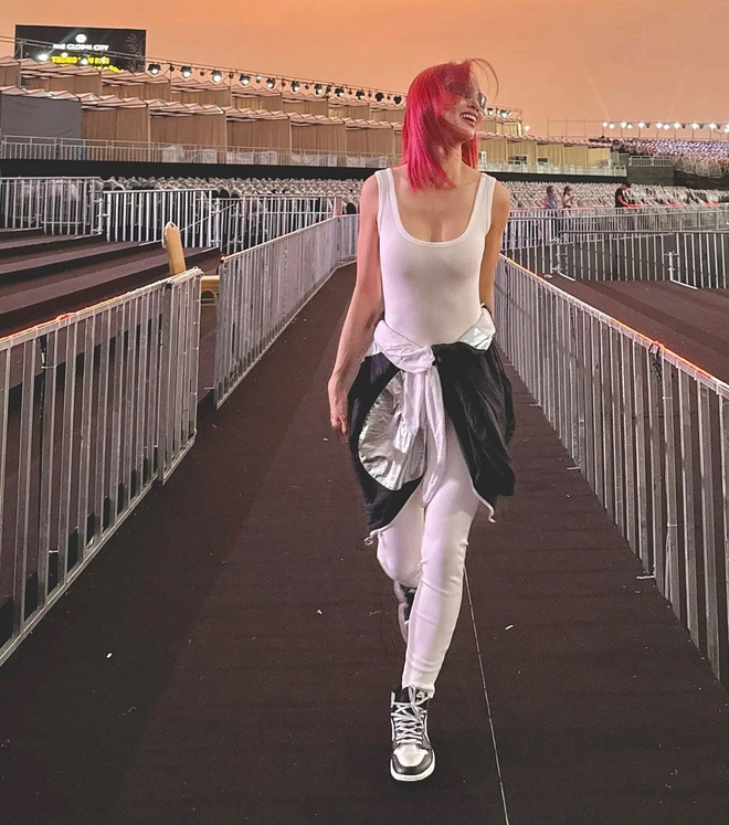 Phối thông minh để biến đồ thể thao thành thời trang hằng ngày- Ảnh 4.