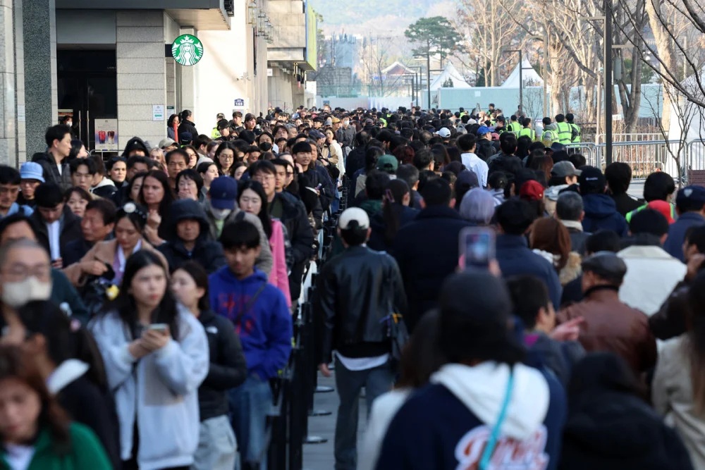 Cảnh sát chặn người mang dao, súng điện vì đêm nhạc BTS- Ảnh 6.