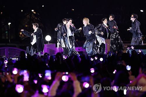 Cảnh sát chặn người mang dao, súng điện vì đêm nhạc BTS- Ảnh 9.