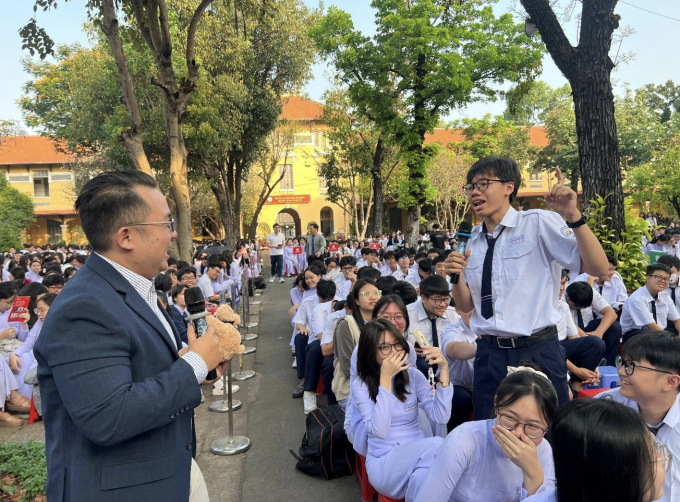 Thầy Trần Thiện Minh (trái, người hai lần đạt 9.0 IELTS) giao lưu về phương pháp Linearthinking với học sinh lớp 12 trường THPT Nguyễn Thị Minh Khai TP HCM vào tháng 3. Ảnh: Hoàng Nguyễn