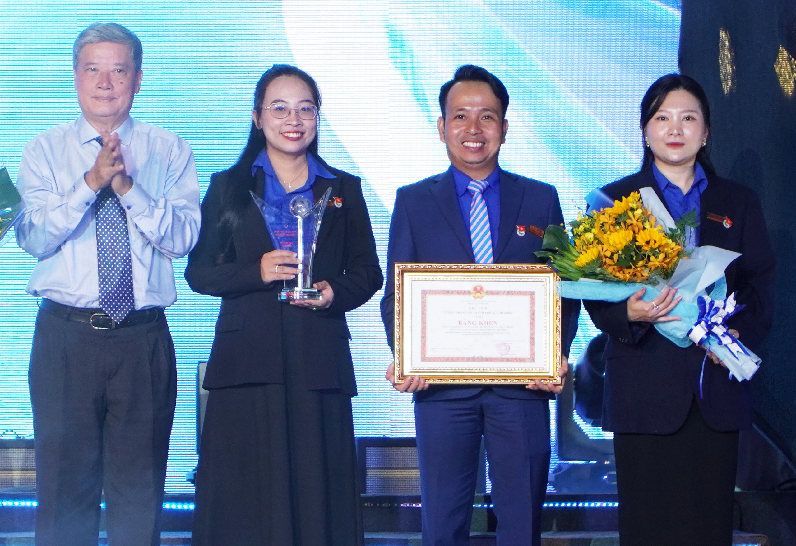 Đoàn Thanh niên Báo Người Lao Động được trao giải thưởng Hồ Hảo Hớn - Ảnh 3.