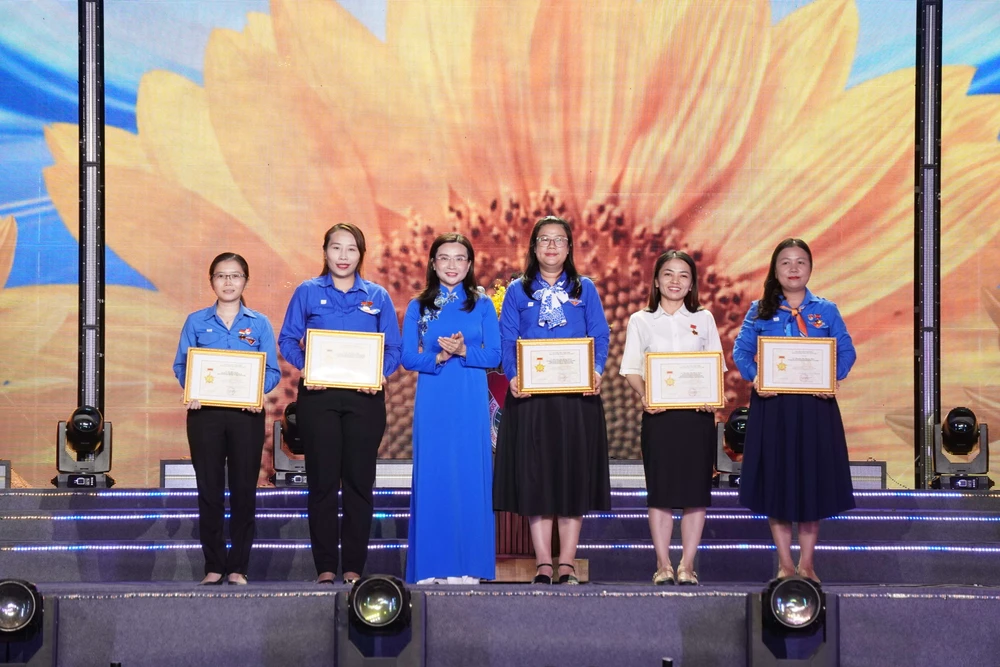 Chị Nguyễn Phạm Duy Trang, Bí thư Trung ương Đoàn, Chủ tịch Hội đồng Đội Trung ương trao tặng kỷ niệm chương "Vì thế hệ Trẻ" của Trung ương Đoàn TNCS Hồ Chí Minh cho các cá nhân. Ảnh: HẢI NHI DSC00803.JPG