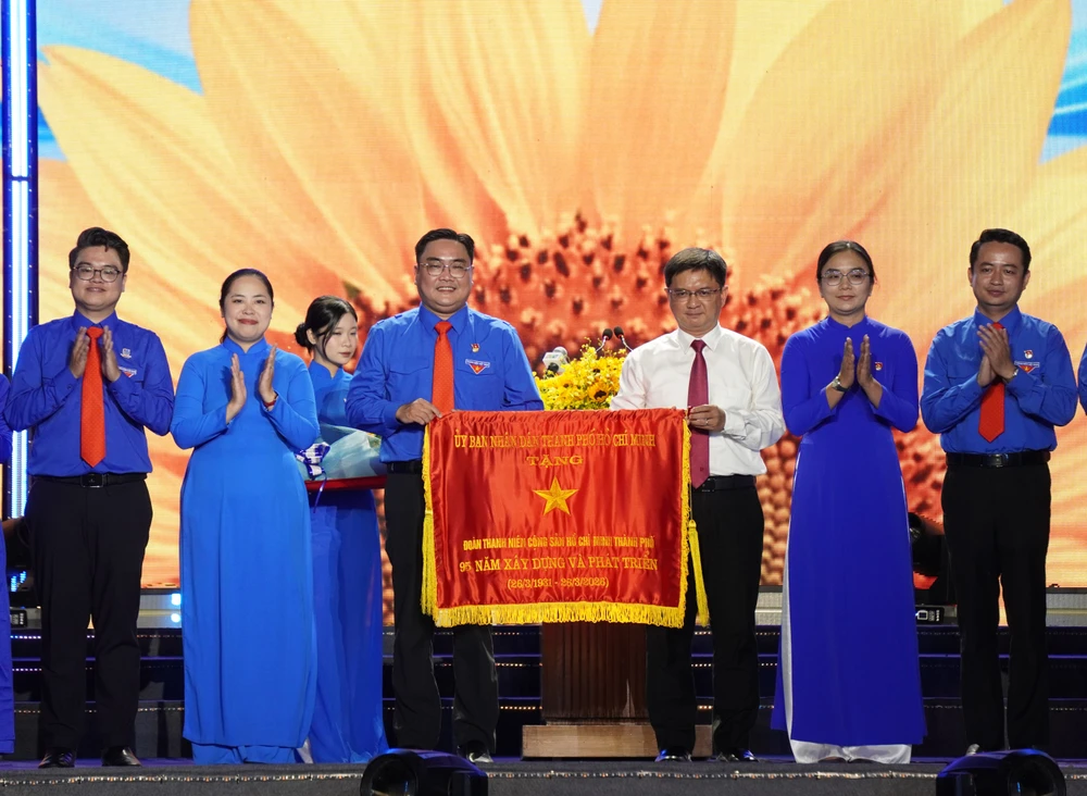 Ông Nguyễn Mạnh Cường, Ủy viên dự khuyết Trung ương Đảng, Ủy viên Ban Thường vụ Thành ủy, Phó Chủ tịch UBND TP.HCM trao Cờ truyền thống của UBND TP.HCM đến Thành Đoàn TP.HCM. Ảnh: HẢI NHI Thanh-doan.jpg