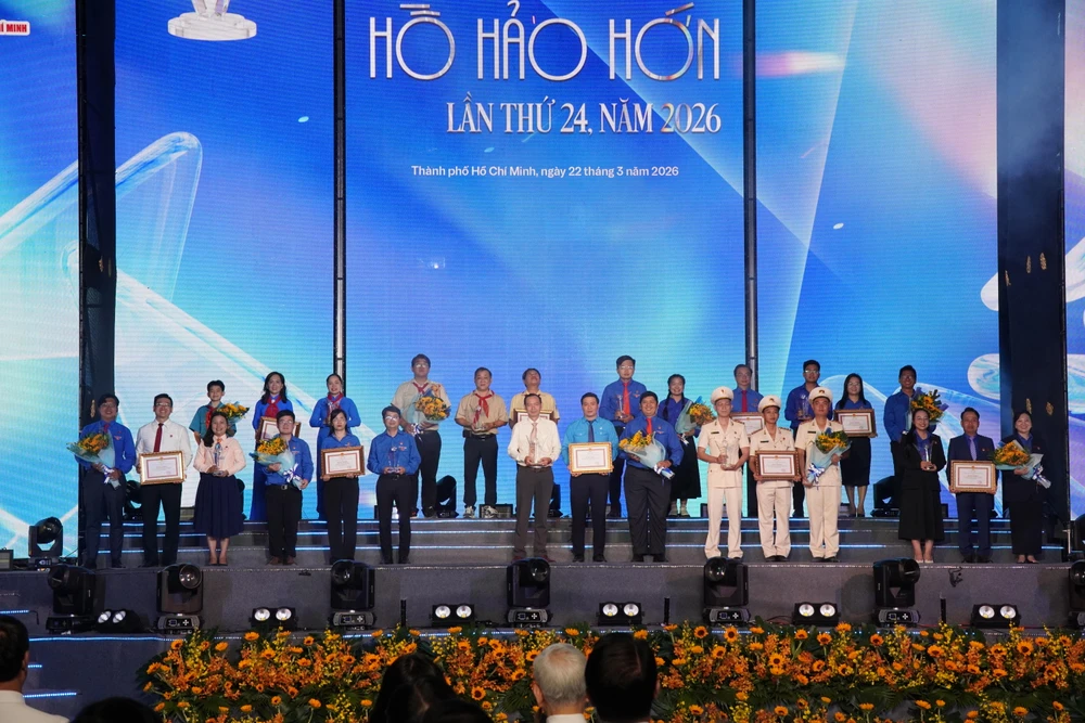 Các tập thể được trao giải thưởng Hồ Hảo Hớn năm 2026. Ảnh: HẢI NHI DSC01043.JPG