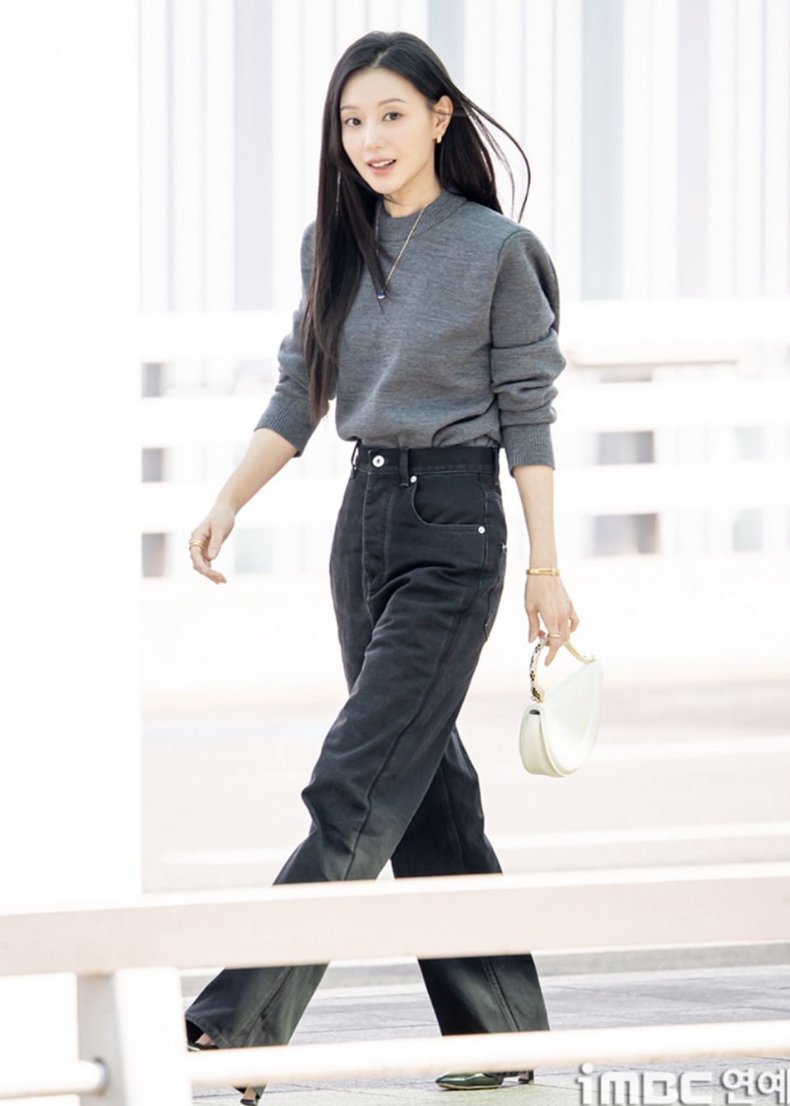 Kim Ji Won ra sân bay thôi cũng toát ra “đầy mùi tiền”- Ảnh 2.