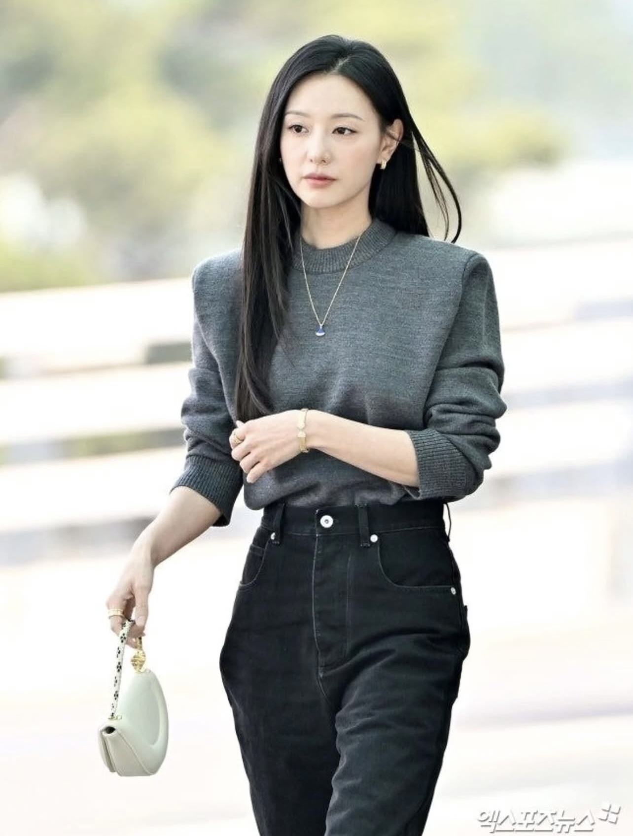 Kim Ji Won ra sân bay thôi cũng toát ra “đầy mùi tiền”- Ảnh 3.