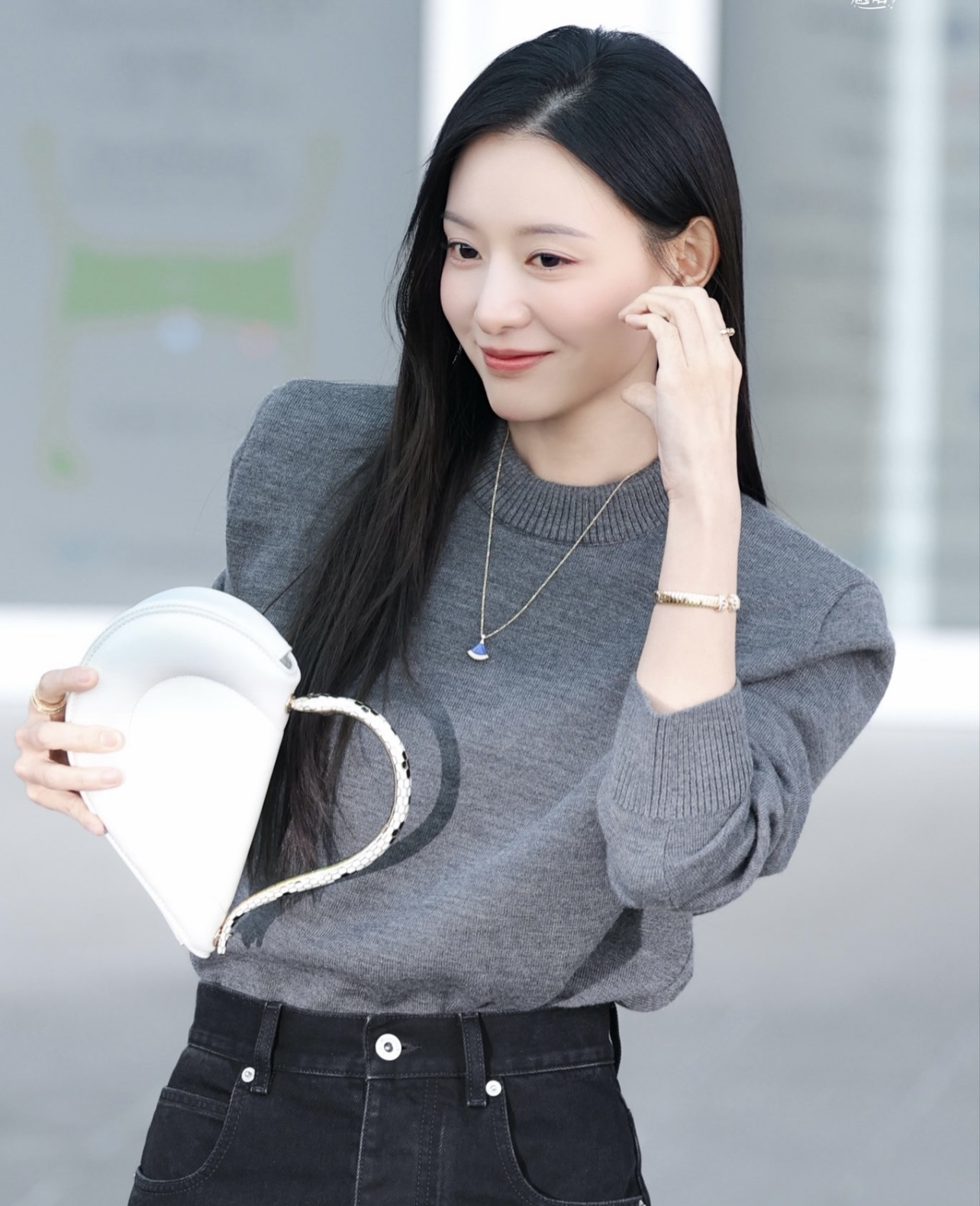 Kim Ji Won ra sân bay thôi cũng toát ra “đầy mùi tiền”- Ảnh 4.